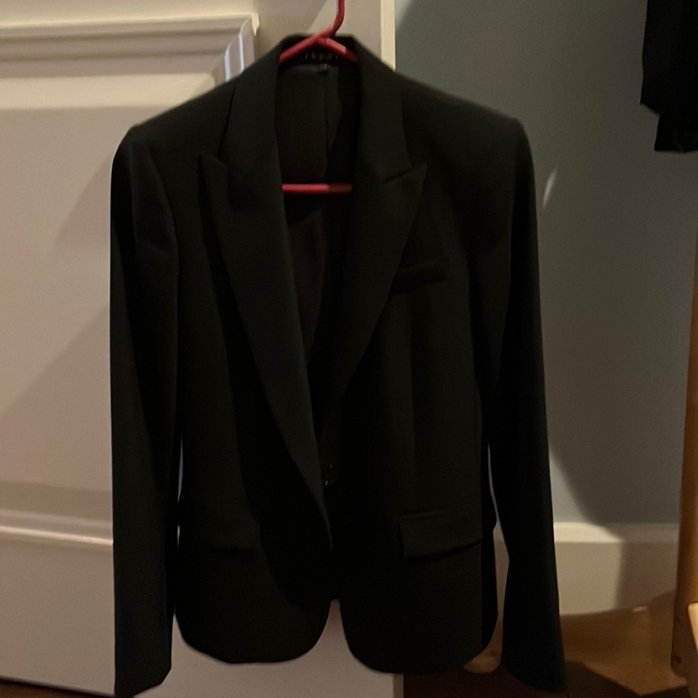 Theory  black blazer , size 4 , barely used , like new